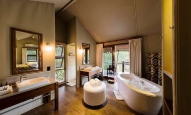 2-Day Kapama Buffalo Fly-in Safari from Johannesburg